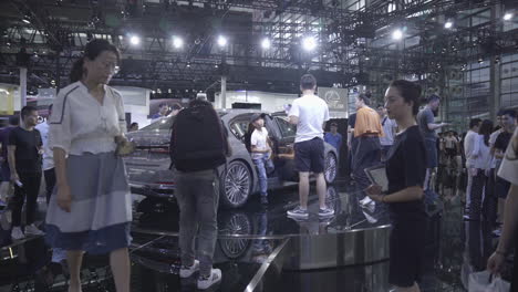 Besucher-Umringten-Den-Neuen-Bmw-730li-Auf-Der-Internationalen-Autoausstellung-2019-In-Shenzhen,-China