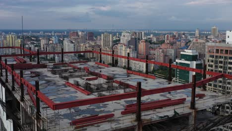 Vista-Aérea-De-Rascacielos-En-Construcción-En-Kyiv,-Ucrania