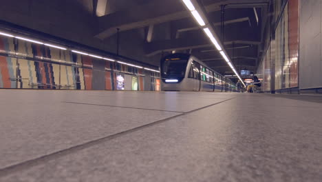 Editorial,-4k-established-shot-of-underground-subway-approaching-station-and-people-getting-off