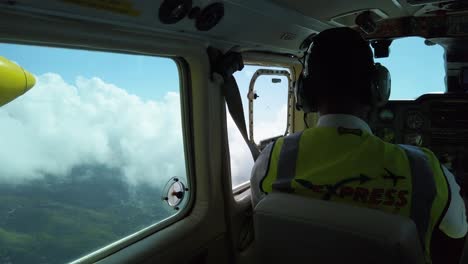 Sentado-Detrás-Del-Piloto-En-Un-Avión-De-Hélice-Isleño-Bn2-Que-Volaba-Sobre-La-Isla-Caribeña-De-Granada