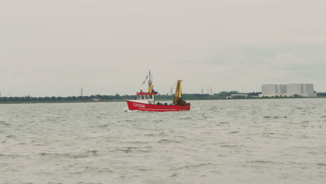 Barco-De-Pesca-Saliendo-De-La-Isla-De-Mersea-En-El-Reino-Unido