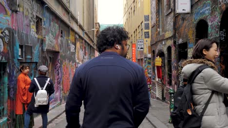 Los-Turistas-Que-Visitan-Obras-De-Arte-De-Graffiti-En-Hosier-Lane-Melbourne-Cbd