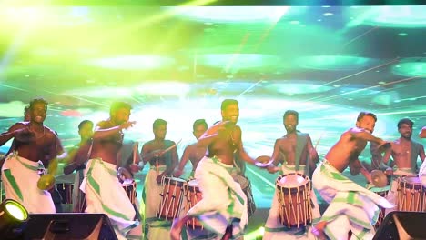 Un-Grupo-De-Artistas-Interpretando-Chenda-Melam-singari-Melam-En-Un-Festival-Universitario-De-Arquitectura-En-Kerala