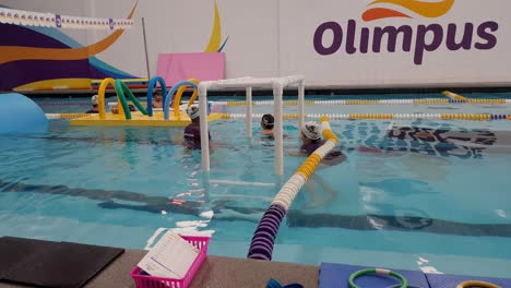 Niño-Tomando-Clases-Con-Una-Barandilla-En-La-Escuela-De-Natación-&quot;olimpia&quot;