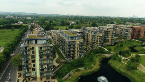 Toma-Aérea-De-Un-Edificio-Increíble-En-Londres