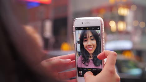 Una-Joven-Latina-Se-Toma-Selfies-En-Times-Square