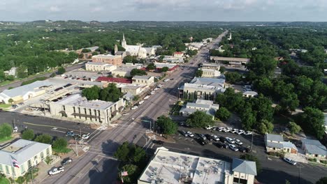 Luftdrohnenvideo-Der-Stadt-Fredericksburg-In-Texas