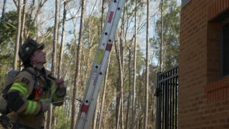 El-Bombero-Instala-Una-Escalera-Mientras-Responde-A-Una-Emergencia