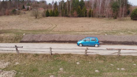 Zwei-Blaue-Autos,-Die-Auf-Einer-Landstraße-Aneinander-Vorbeifahren