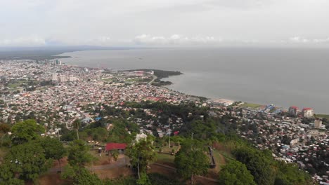 Luftaufnahmen-Einer-Alten-Restaurierten-Festung-In-Den-Bergen-Mit-Blick-Auf-Die-Stadt-Port-Of-Spain