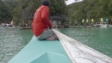 Hombre-En-La-Proa-Del-Barco-Tradicional-Filipino-Preparándose-Para-Anclar