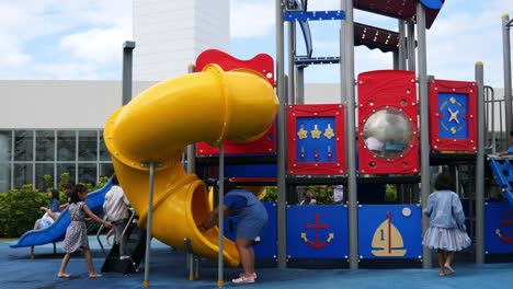 Supervisados-Por-Padres-Y-Tutores,-Los-Niños-Pequeños-Y-Divertidos-Exploran-Las-Atracciones-Del-Parque-Infantil-En-El-Centro-Comercial-Sm-Seaside-Mall-En-Las-Propiedades-De-La-Carretera-Sur,-Ciudad-De-Cebú,-Filipinas