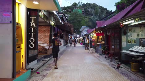 Las-Calles-De-La-Isla-Phi-phi-Por-La-Noche