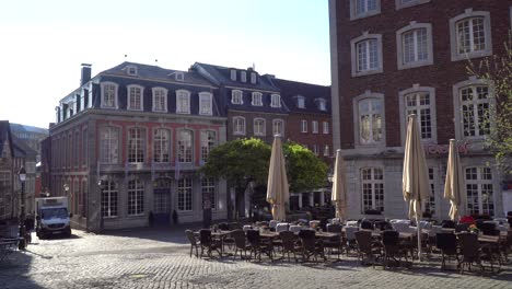 Hühnermarktplatz-Mit-Couvenmuseum-In-Der-Aachener-Altstadt-Mit-Schönen-Historischen-Gebäuden