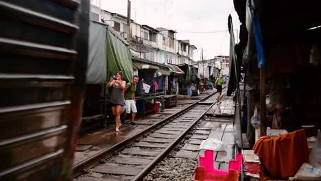 Eine-Aufregende-Zugfahrt-Zum-Mae-Klong-Eisenbahnmarkt