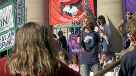 Huelga-Climática-Juvenil-En-El-Centro-De-La-Ciudad-De-Sheffield-2019-Frente-Al-Ayuntamiento-Con-Oradores-Y-Representantes-Jóvenes,-Estudiantes-Y-Adultos-Mayores