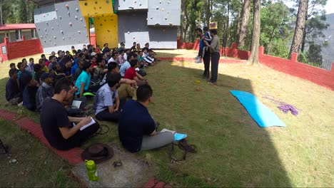 Clases-De-Formación-De-Montañismo-Del-Instituto-De-Montañismo-Situado-En-El-Alto-Himalaya,-Uttarakhand,-India