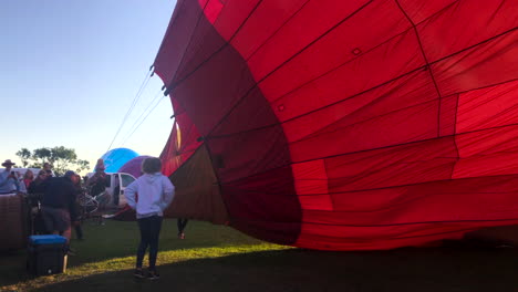 Globo-De-Aire-Caliente-Se-Infla-En-Preparación-Para-El-Lanzamiento-De-Las-Montañas-Rocosas