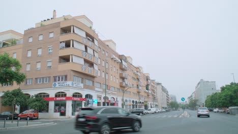 Slowmo,-Autos-Und-Bus-Fahren-Auf-Der-Avenue-In-Sevilla,-Spanien,-Am-Frühen-Morgen