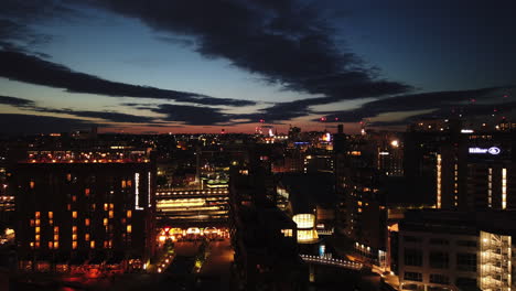 Zeitraffer-Von-Der-Dämmerung-Bis-Zur-Nacht-Eines-Stadtbildes-An-Einem-Perfekten-Sommerabend