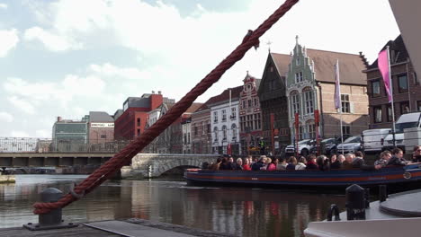 Sightseeing-boat-on-its-way-to-the-small-harbor-on-Dijle-River,-low-angle