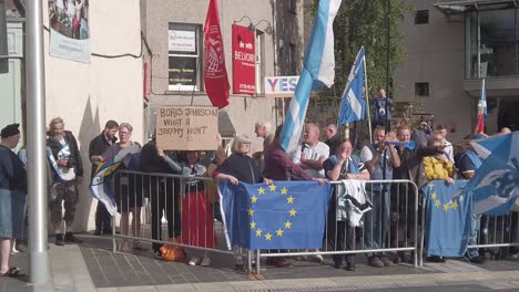 Zeitlupen-Nahaufnahme-Schottischer-Demonstranten-Und-Ihrer-Fahnen-Vor-Der-Konzerthalle-Von-Perth,-Wo-Die-Tory-Führungsdebatten-Stattfinden