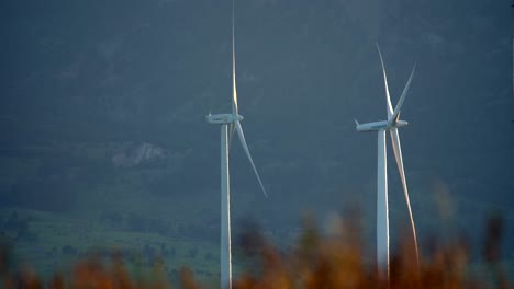 Turbinas-De-Viento-Contra-Un-Fondo-De-Montañas