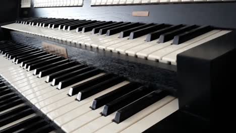 Keys-and-manuals-from-digital-Eminent-organ,-filmed-in-Full-HD