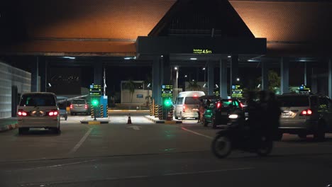 Plano-Medio-De-La-Entrada-Al-Aeropuerto-Internacional-De-Siem-Reap-Por-La-Noche