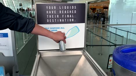 Un-Hombre-Sirviendo-Una-Lata-De-Pepsi-Dietética-Antes-De-Ingresar-A-La-Línea-De-Seguridad-Del-Aeropuerto