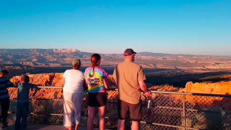 Foto-Panorámica-De-Los-Turistas-Viendo-El-Parque-Nacional-Bryce-Canyon-Desde-El-Punto-Del-Arco-Iris-Al-Atardecer-En-Utah,-Ee.uu.