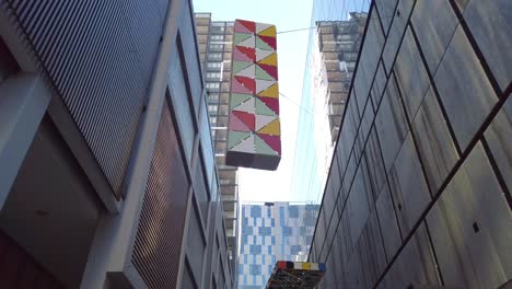 El-Nuevo-Puerto-Querido-Edificio-Colorido-Decoraciones-De-Artes-Flotantes,-Sydney,-Australia