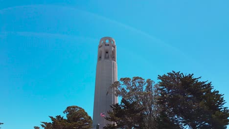 Toma-De-La-Torre-Coit-Que-Se-Eleva-Desde-Un-Automóvil-Estacionado-Hasta-La-Torre-Con-Un-Cielo-Azul-De-Fondo-En-Verano-En-San-Francisco,-California,-Ee.uu.