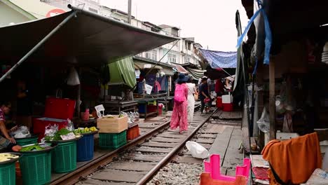 Eine-Aufregende-Zugfahrt-Zum-Mae-Klong-Eisenbahnmarkt