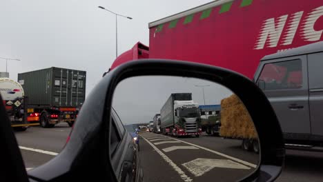 Seitenspiegelansicht-Des-Langsam-Fließenden-Verkehrs-Auf-Der-Autobahn-M1