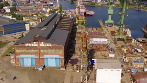 Industrial-Area-Of-Shipyard-and-cranes-In-Gdansk,-Poland