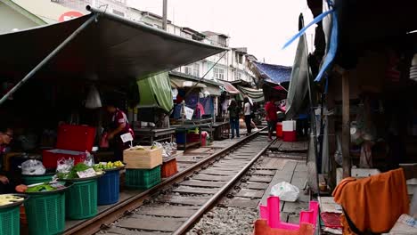 Un-Emocionante-Viaje-En-Tren-Al-Mercado-Ferroviario-De-Mae-Klong