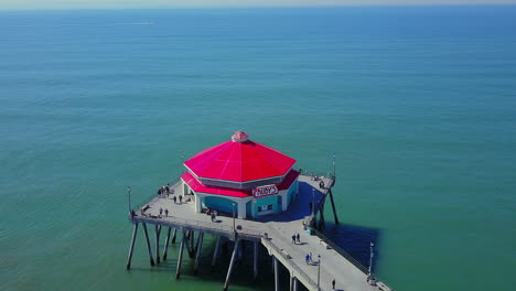 Imágenes-Aéreas-Giratorias-De-Ruby&#39;s-Diner-En-El-Muelle-De-Huntington-Beach,-En-El-Condado-De-Orange,-California