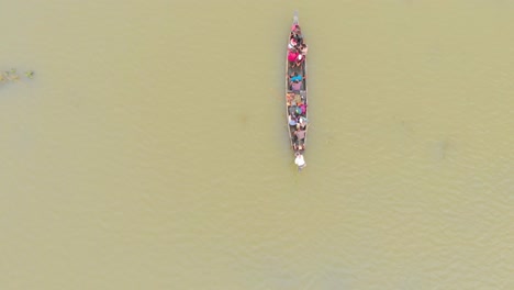 4K-Luftaufnahme-Von-Oben-Nach-Unten-Von-Menschen-In-Einem-Ruderboot,-Die-In-Ein-Landgebiet-Auf-Der-Insel-Majuli-River-Evakuiert-Werden,-Das-In-Den-Monsunfluten-Von-Brahmaputra-Untergetaucht-Ist