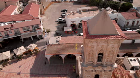 Alte-Kirche-Des-Heiligen-Lazarus-In-Griechenland-Tagsüber,-Absteigende-Antenne-Nach-Oben-Kippend