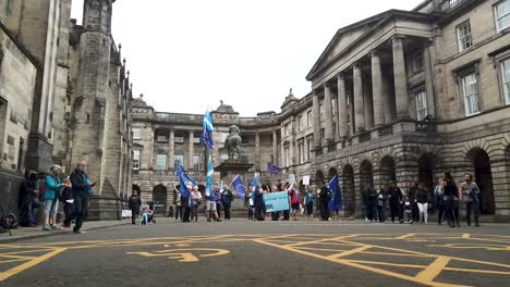Timelapse-De-Manifestantes,-Turistas-Y-Medios-De-Comunicación-En-La-Audiencia-Legal-De-La-Prórroga-Del-Parlamento-En-El-Tribunal-De-Sesiones-De-Edimburgo