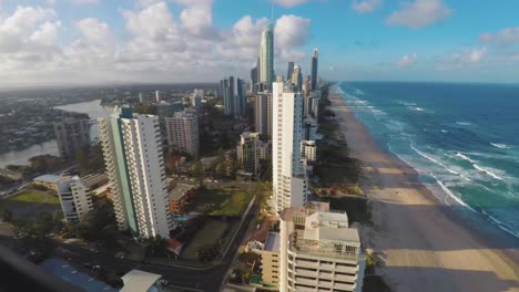 Ein-Zeitraffer-Von-Surfers-Paradies,-Goldcoast-Queensland,-Australien-Zeigen-Sie-Aus-Einem-Einzigartigen-Blickwinkel,-Der-Sowohl-Den-Strand-Als-Auch-Die-Stadt-Zeigt,-Während-Der-Tag-Vergeht