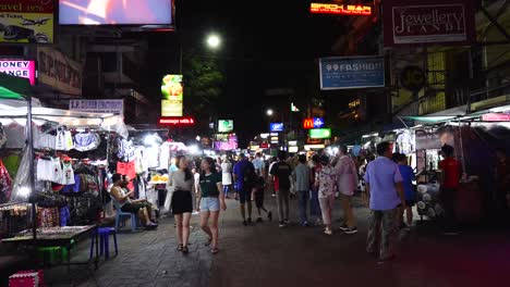 Touristen,-Die-Auf-Der-Khao-Sarn-Road-Spazieren-Gehen