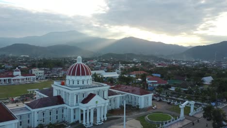 Toma-Aérea-De-La-Oficina-Del-Alcalde-De-Palopo---Casa-Blanca-Indonesia