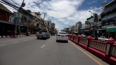 Dies-Ist-Ein-Zeitraffer-Mit-Einer-Vor-Dem-Lkw-Montierten-Action-kamera,-Die-Auf-Der-Phet-Kasem-Road-Von-Pranburi-Nach-Hua-Hin-Und-Von-Hua-Hin-Nach-Bangkok-Fährt