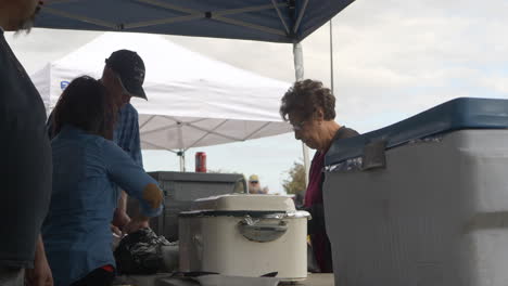 Una-Anciana-Recibiendo-Un-Plato-De-Barbacoa-En-Una-Recaudación-De-Fondos-Local