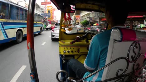 Das-Tuk-Tuk-Ist-Ein-Berühmtes-Fahrzeug-Zum-Pendeln-Und-Touren-Durch-Bangkok-Und-Wird-Hauptsächlich-In-Touristischen-Gebieten-Und-In-Der-Provinz-Gesehen