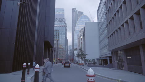 Geschäftsleute,-Die-Die-Straße-In-Der-City-Of-London-überqueren