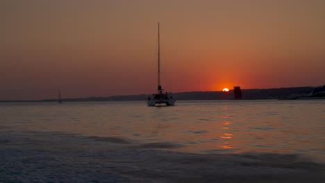 Veleros-Navegando-En-El-Mar-Al-Atardecer