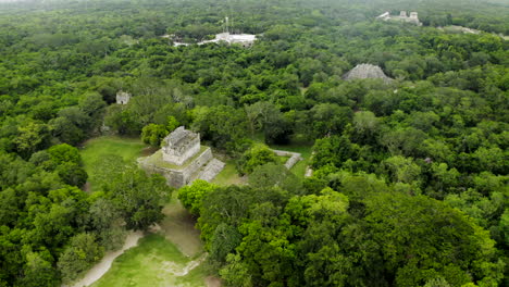 Perspectiva-Aérea-De-La-Pirámide-Chichén-Itzá,-La-Corte,-El-Observatorio,-Todos-Los-Edificios-Y-La-Jungla-Desde-Arriba